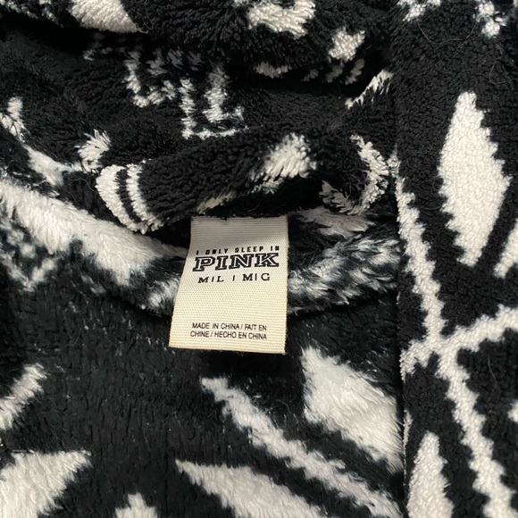 Robe - Picture 4 of 4